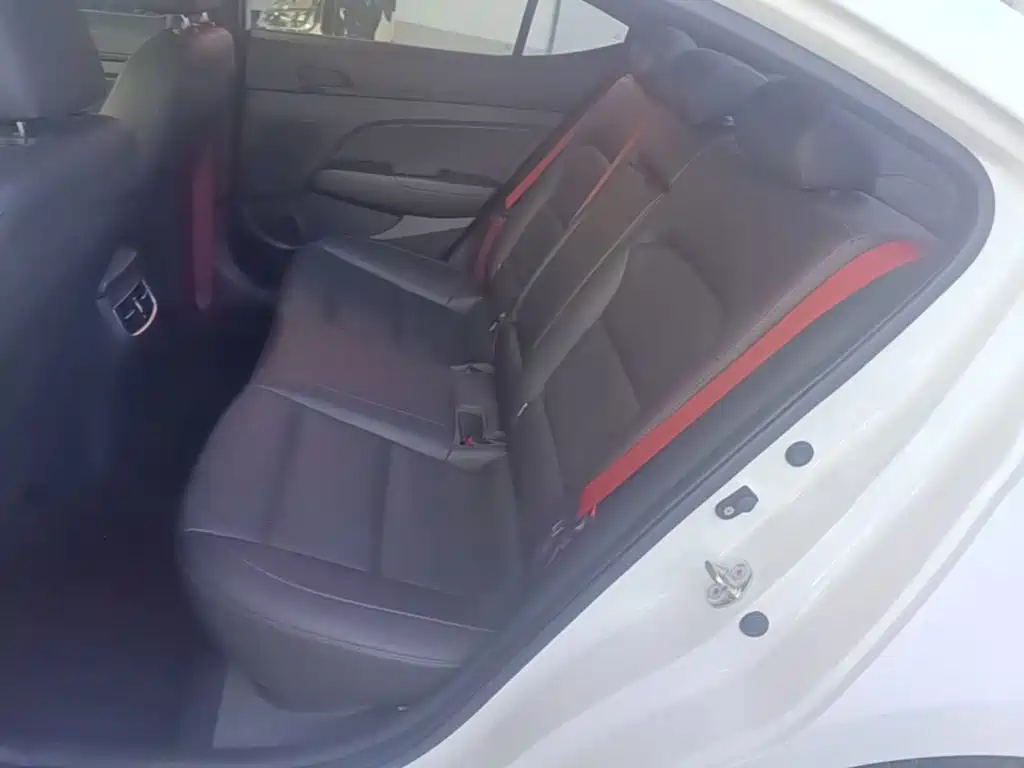 Hyundai Elantra — фото 17