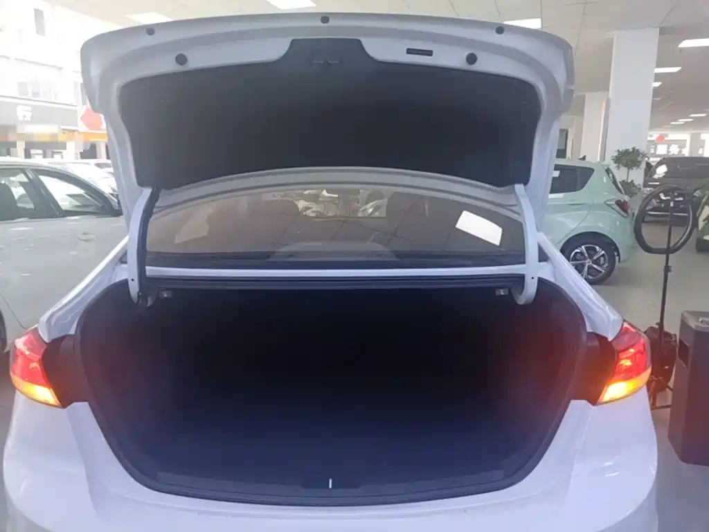 Hyundai Elantra — фото 19
