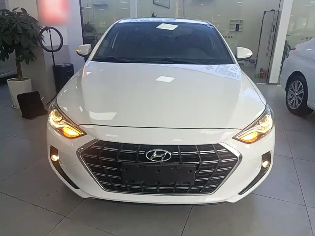 Hyundai Elantra — фото 3