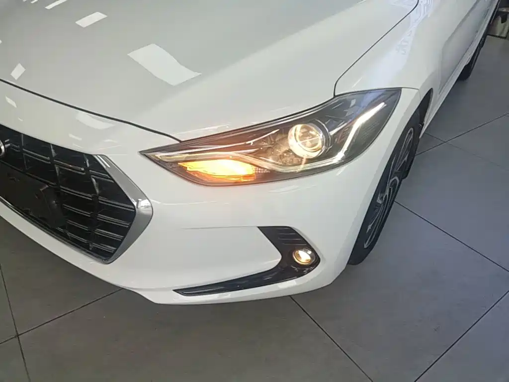 Hyundai Elantra — фото 24