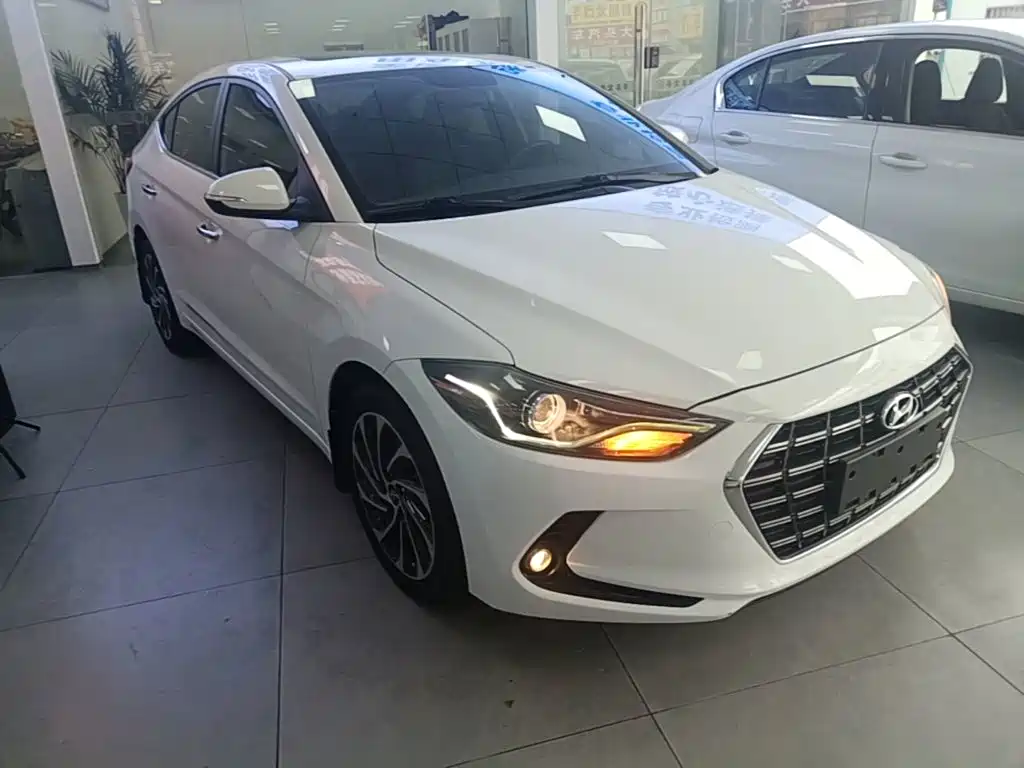 Hyundai Elantra — фото 4