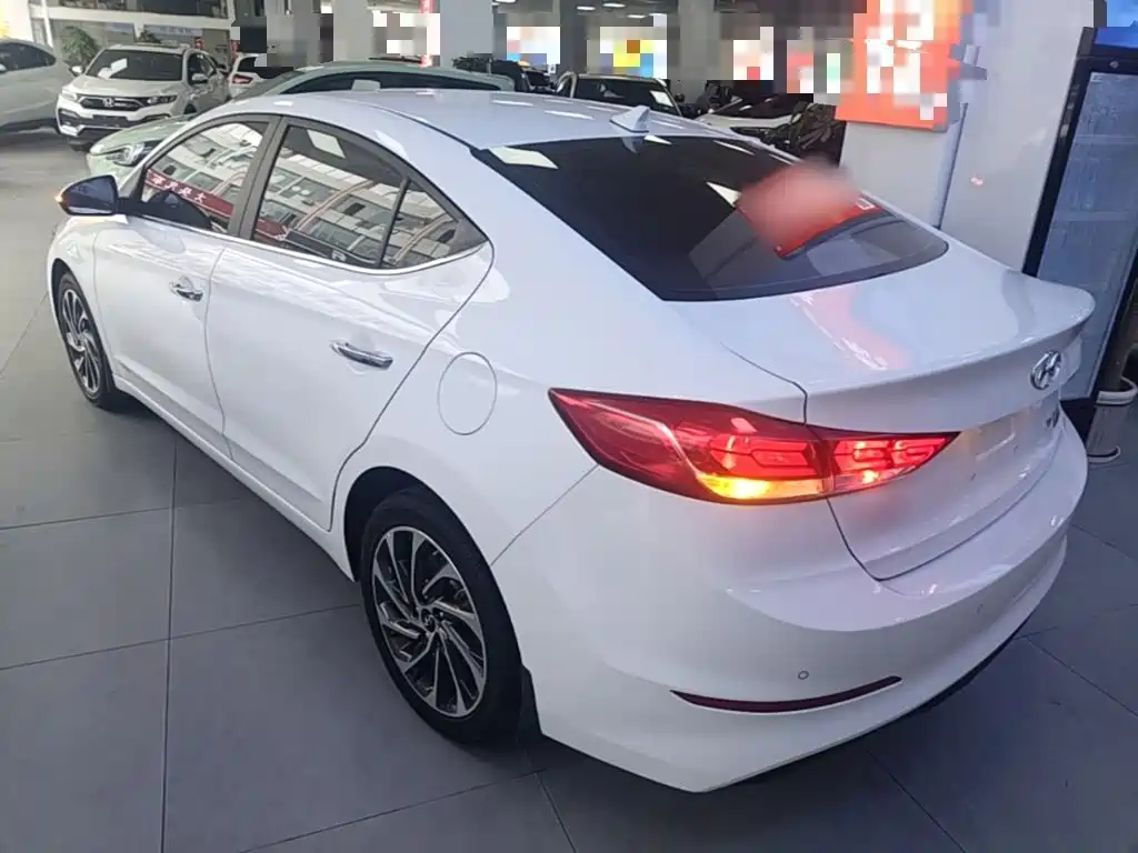Hyundai Elantra — фото 5