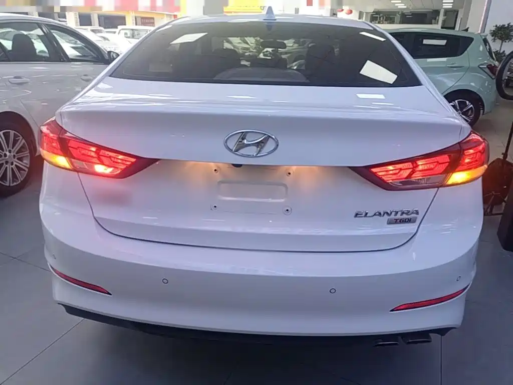 Hyundai Elantra — фото 6