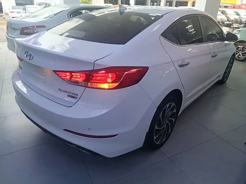 Hyundai Elantra — фото 7