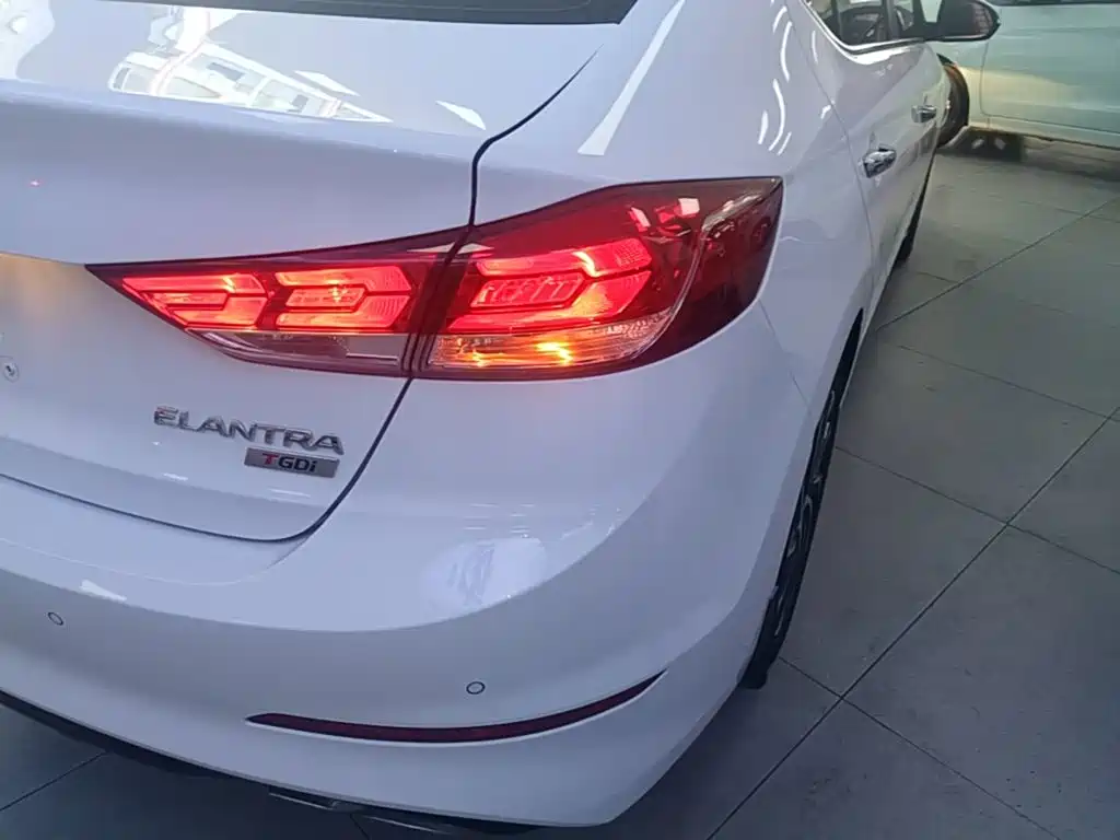 Hyundai Elantra — фото 8