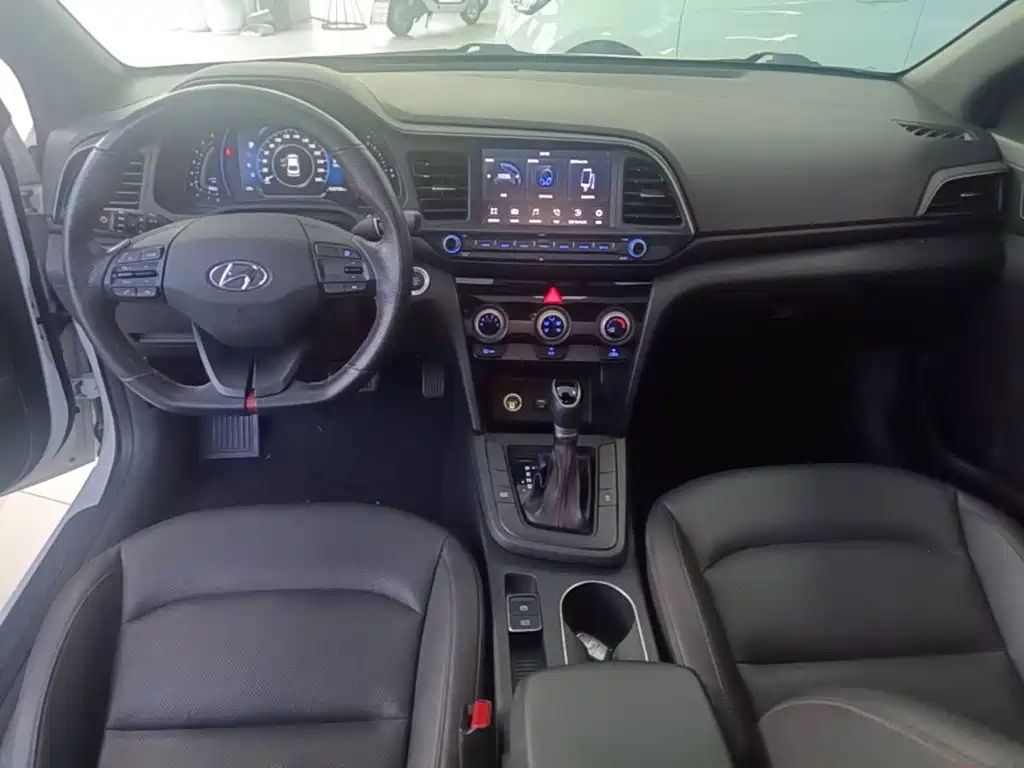 Hyundai Elantra — фото 10