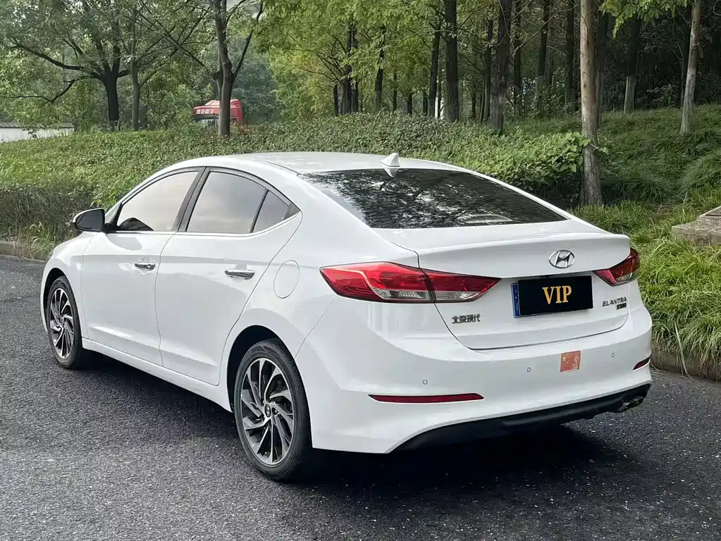 Hyundai Elantra — фото 3