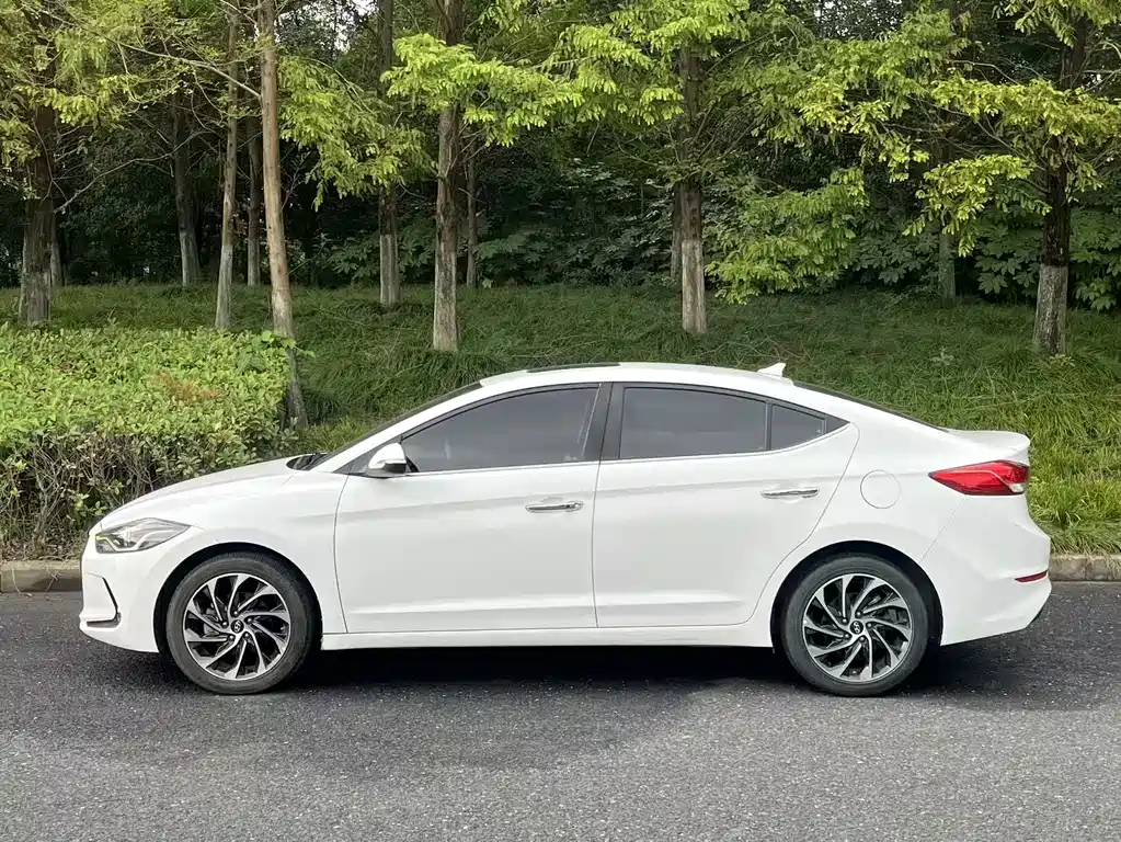 Hyundai Elantra — фото 4