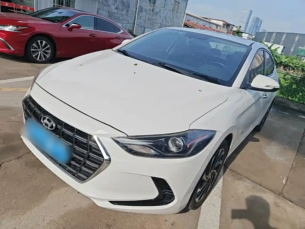 Hyundai Elantra — фото 2