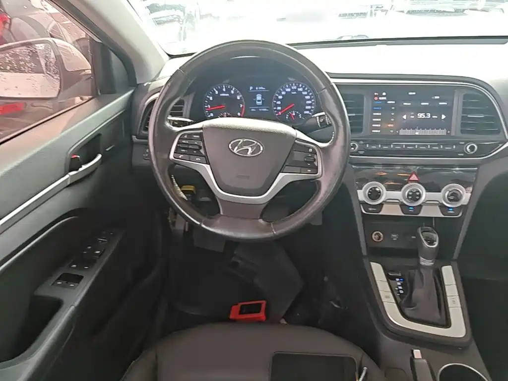 Hyundai Elantra — фото 11