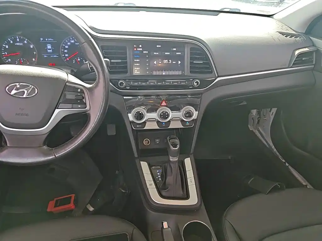 Hyundai Elantra — фото 13