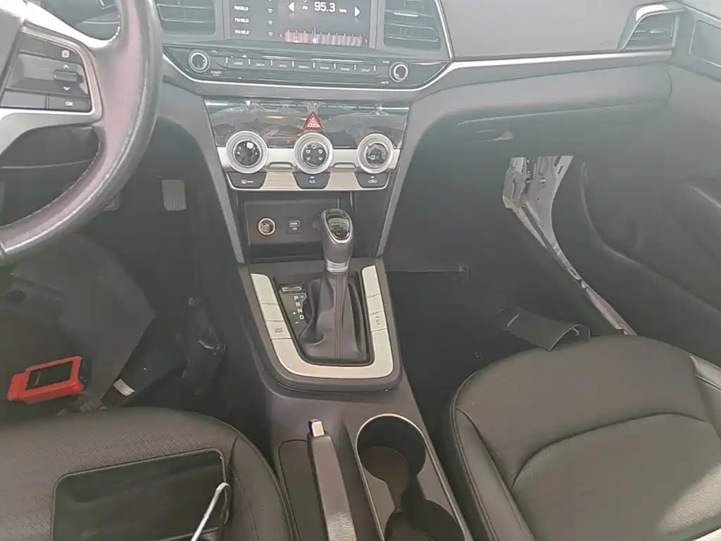Hyundai Elantra — фото 14