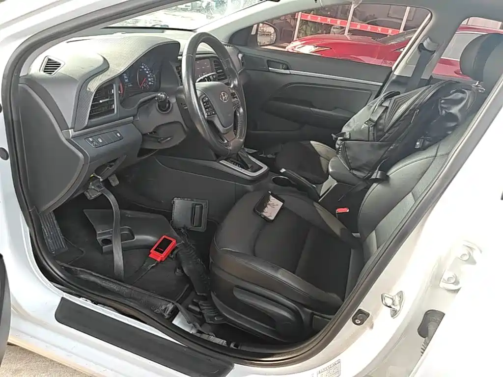 Hyundai Elantra — фото 15