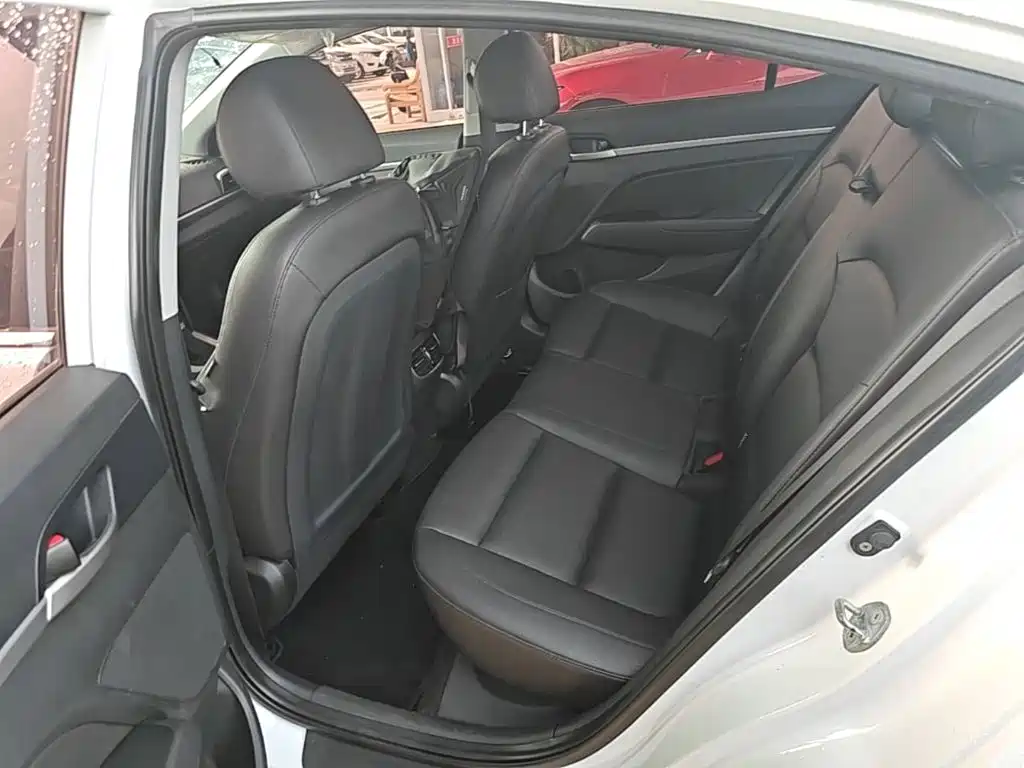 Hyundai Elantra — фото 17