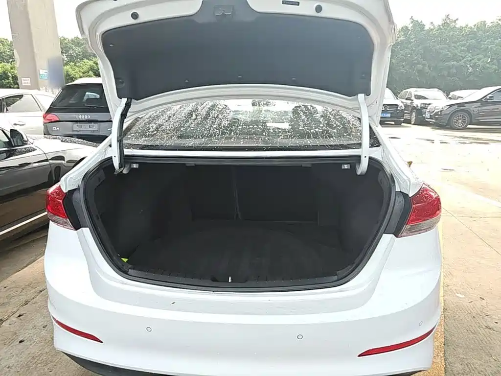 Hyundai Elantra — фото 19