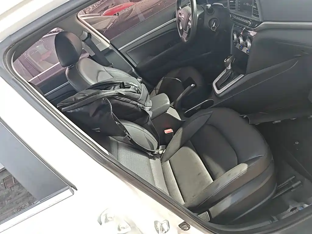 Hyundai Elantra — фото 25