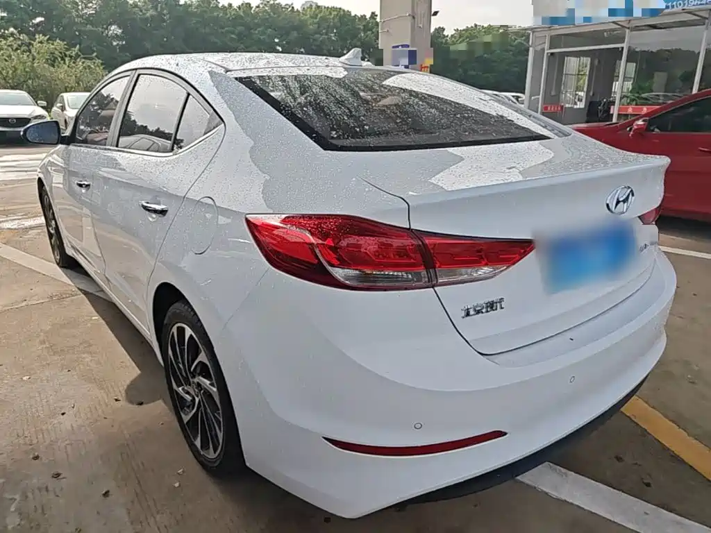 Hyundai Elantra — фото 5