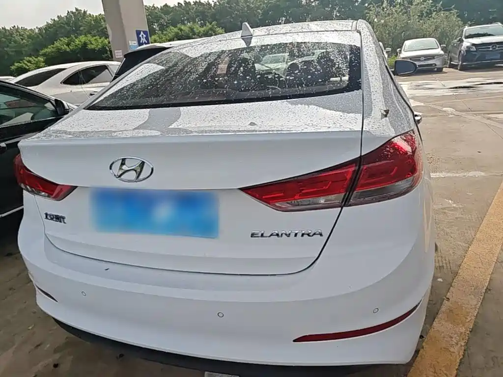 Hyundai Elantra — фото 6