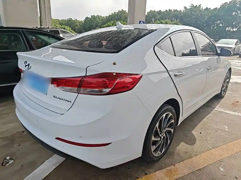 Hyundai Elantra — фото 7