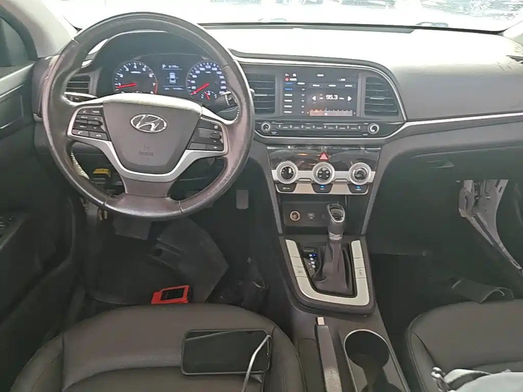 Hyundai Elantra — фото 10