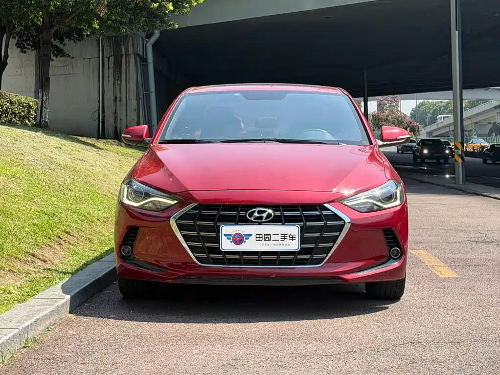 Hyundai Elantra — фото 2