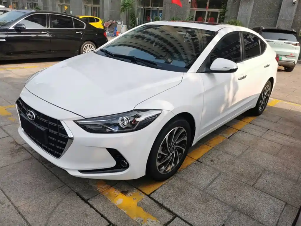 Hyundai Elantra — фото 2