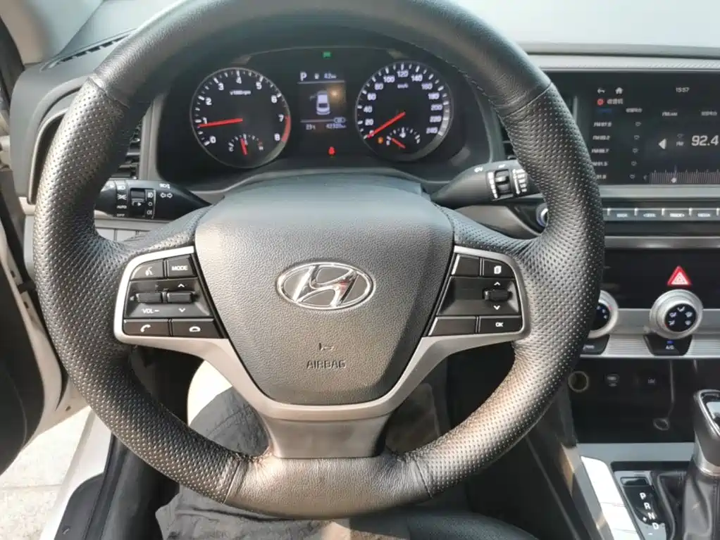 Hyundai Elantra — фото 11