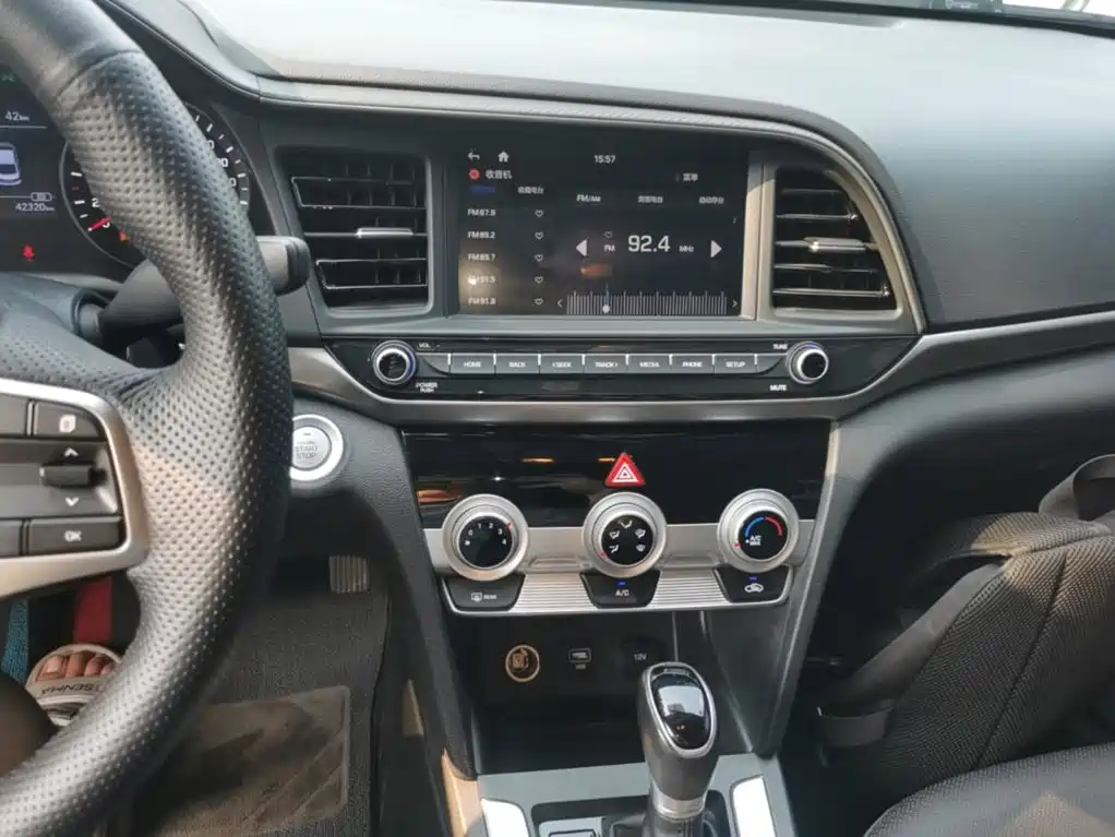 Hyundai Elantra — фото 13