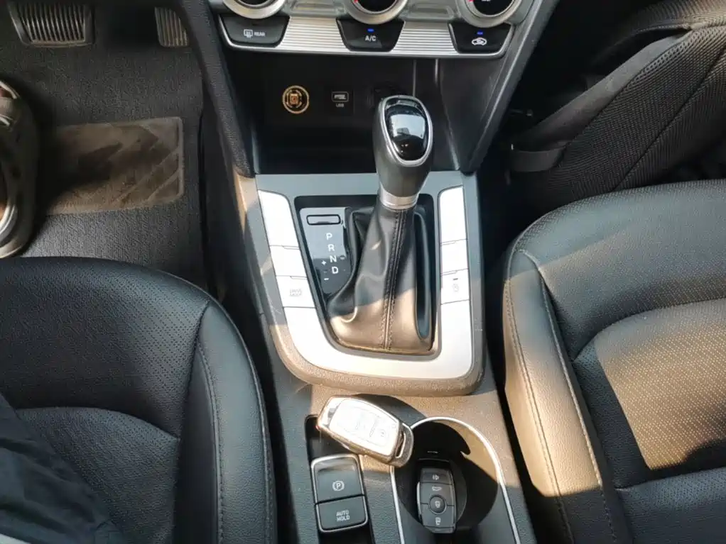 Hyundai Elantra — фото 14
