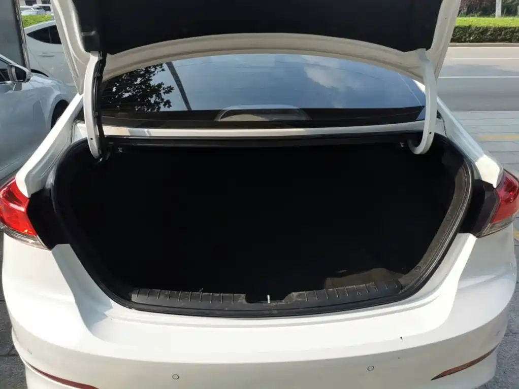 Hyundai Elantra — фото 19
