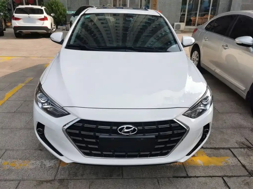 Hyundai Elantra — фото 3