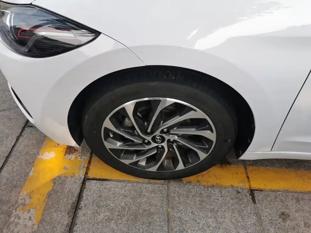 Hyundai Elantra — фото 23