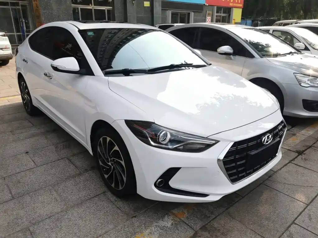 Hyundai Elantra — фото 4