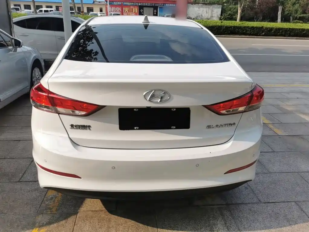 Hyundai Elantra — фото 6