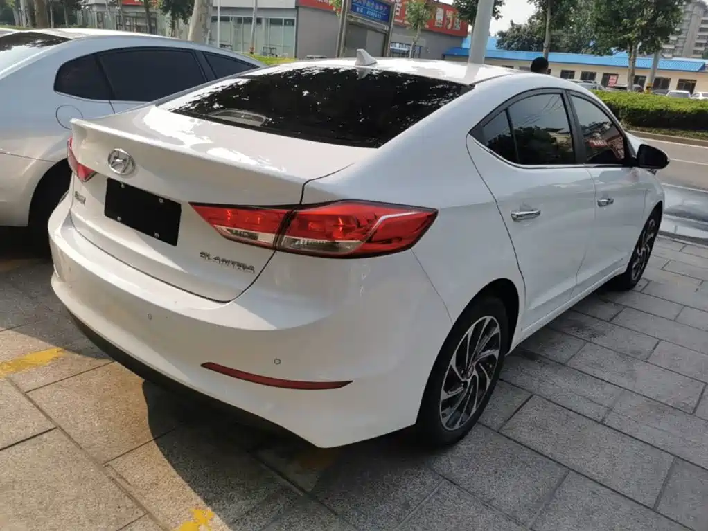 Hyundai Elantra — фото 7