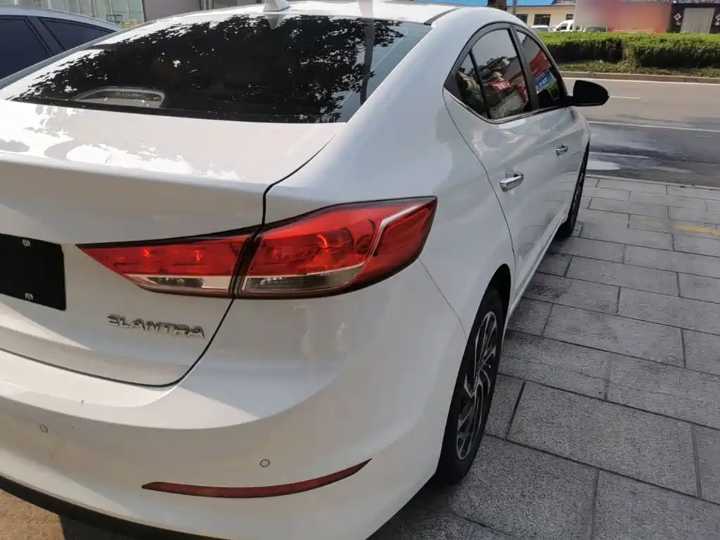 Hyundai Elantra — фото 8