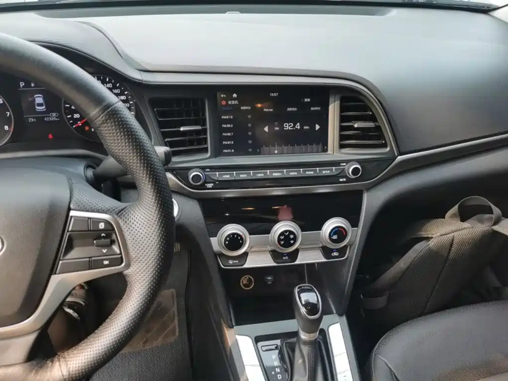 Hyundai Elantra — фото 10