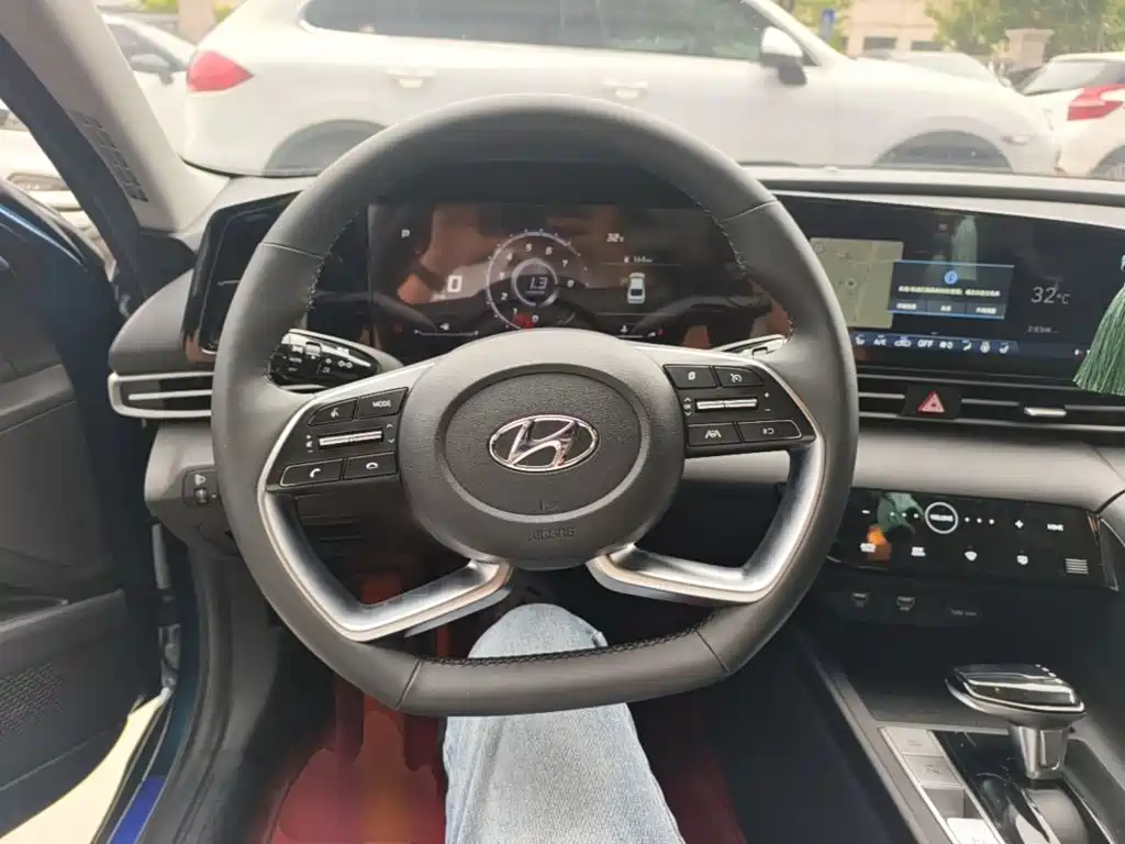 Hyundai Elantra — фото 11