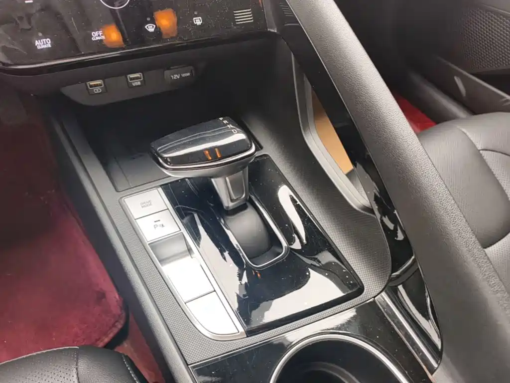 Hyundai Elantra — фото 14