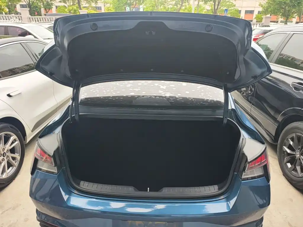 Hyundai Elantra — фото 19