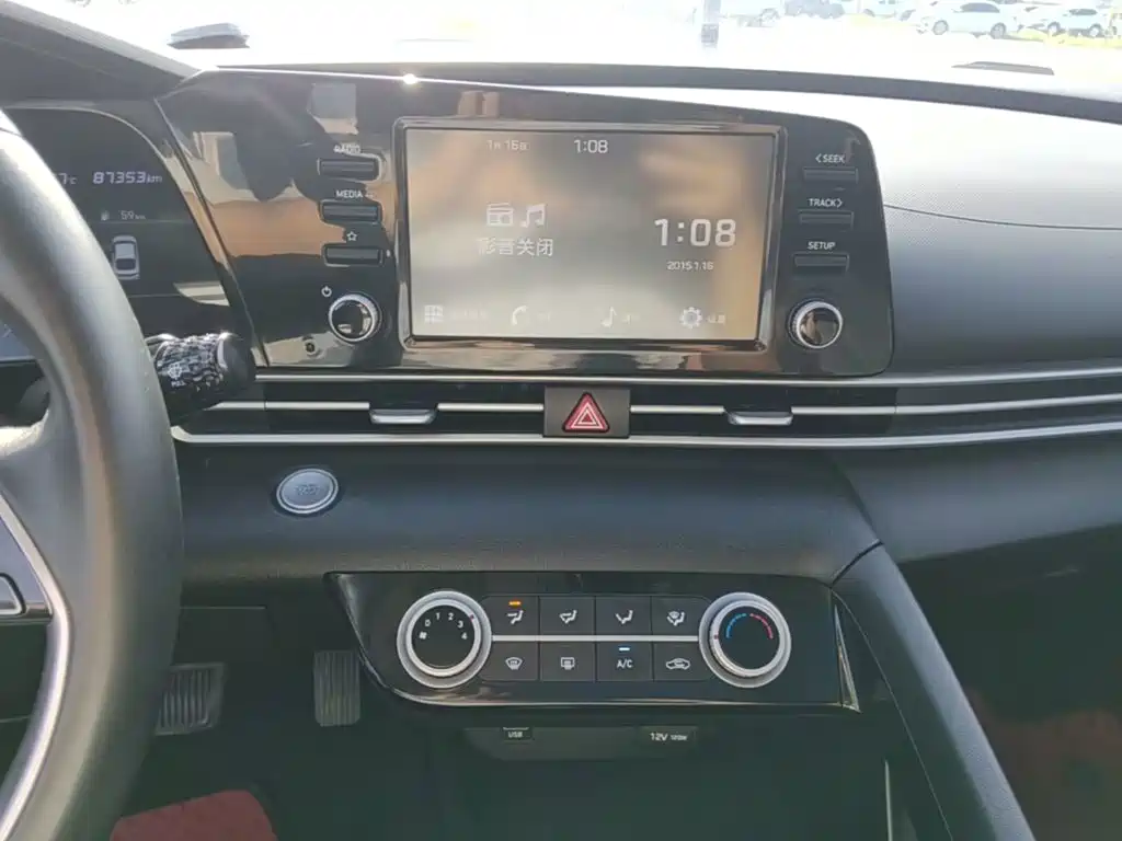 Hyundai Elantra — фото 13