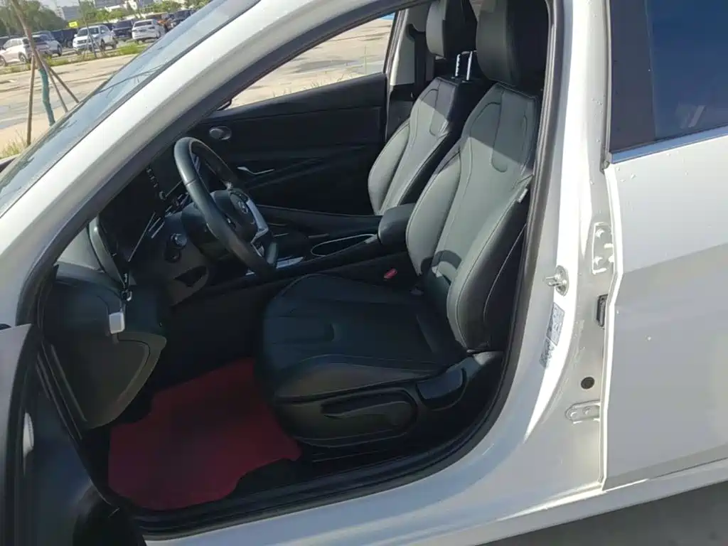 Hyundai Elantra — фото 15