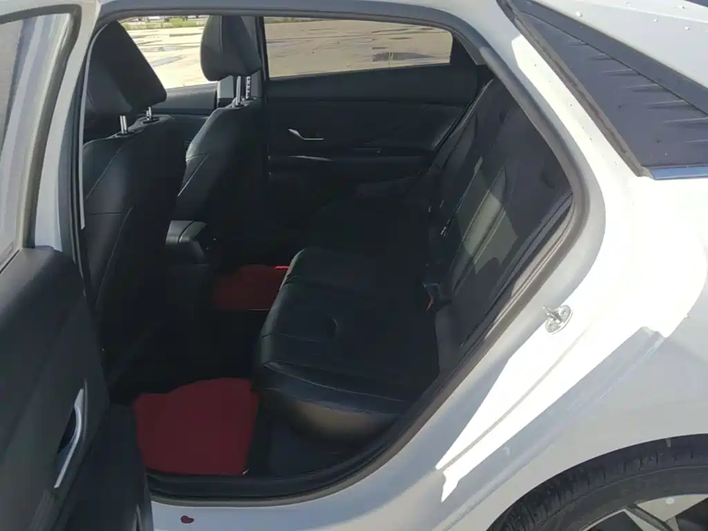 Hyundai Elantra — фото 17