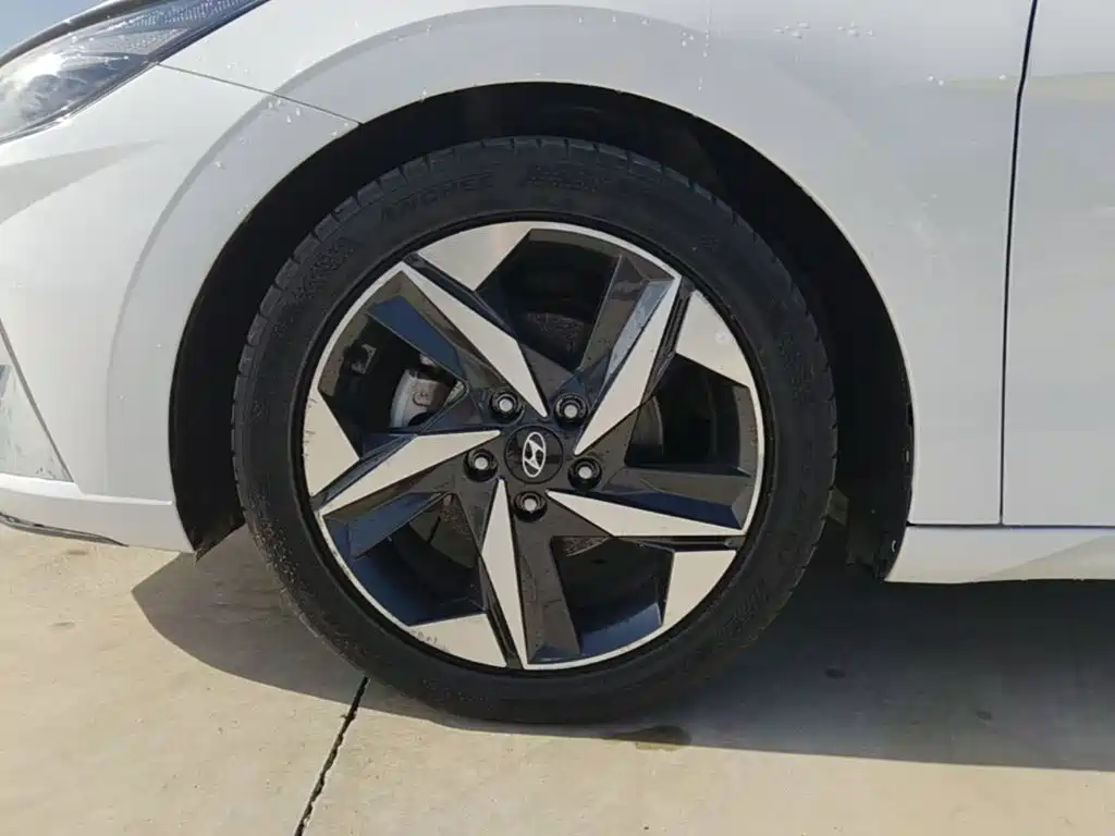 Hyundai Elantra — фото 23