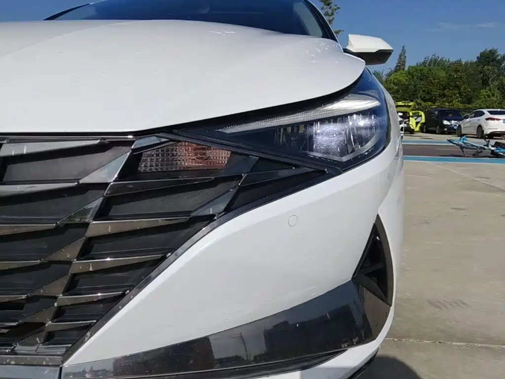 Hyundai Elantra — фото 24