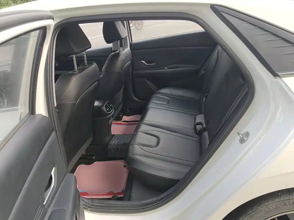 Hyundai Elantra — фото 17