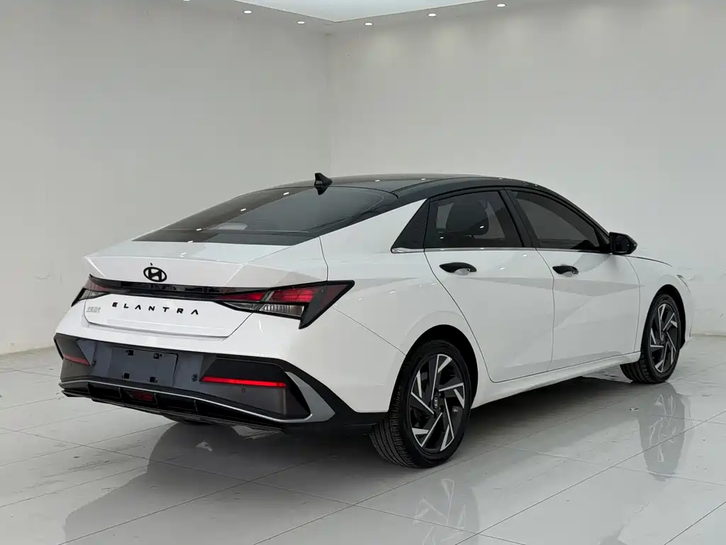 Hyundai Elantra — фото 11