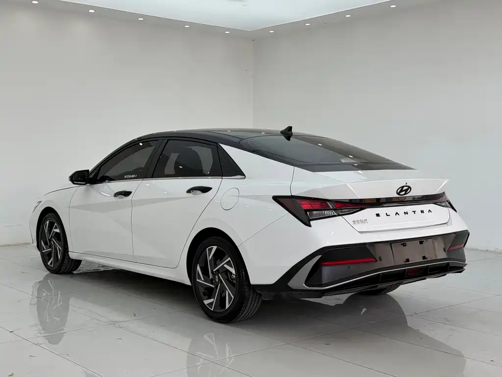 Hyundai Elantra — фото 13