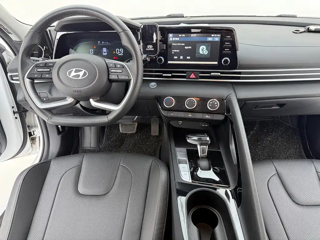Hyundai Elantra — фото 4