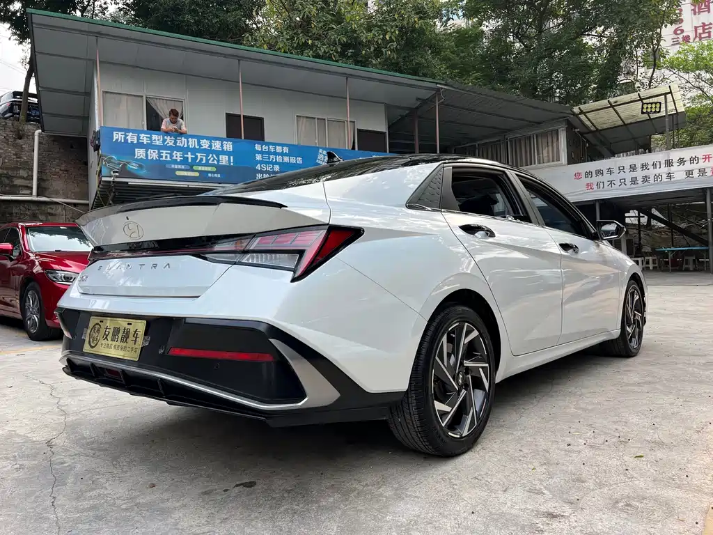 Hyundai Elantra — фото 21